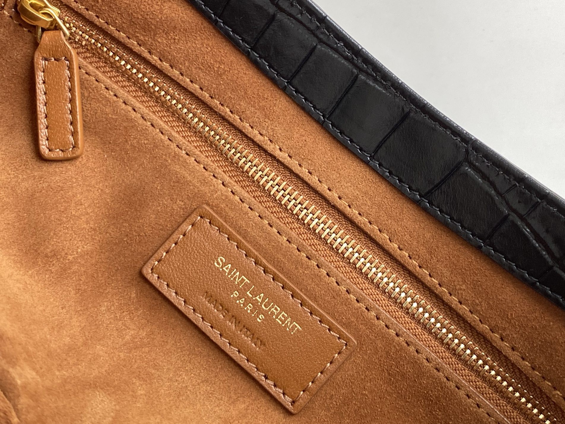 세인트로랑 LE 5A7 크로커다일 엠보스드 샤이니 레더 호보 숄더백 (블랙)