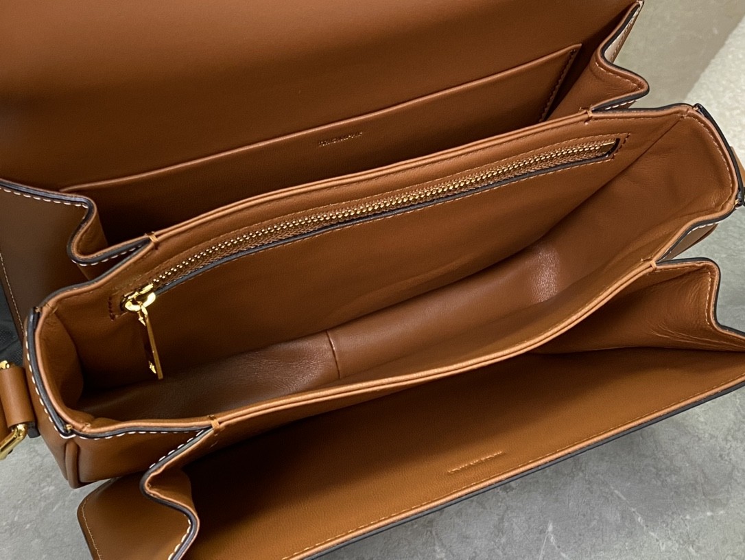 [CELINE-셀린느] 셀린느 엔벨로프백 트리옹프 캔버스 화이트 탠  [백경]