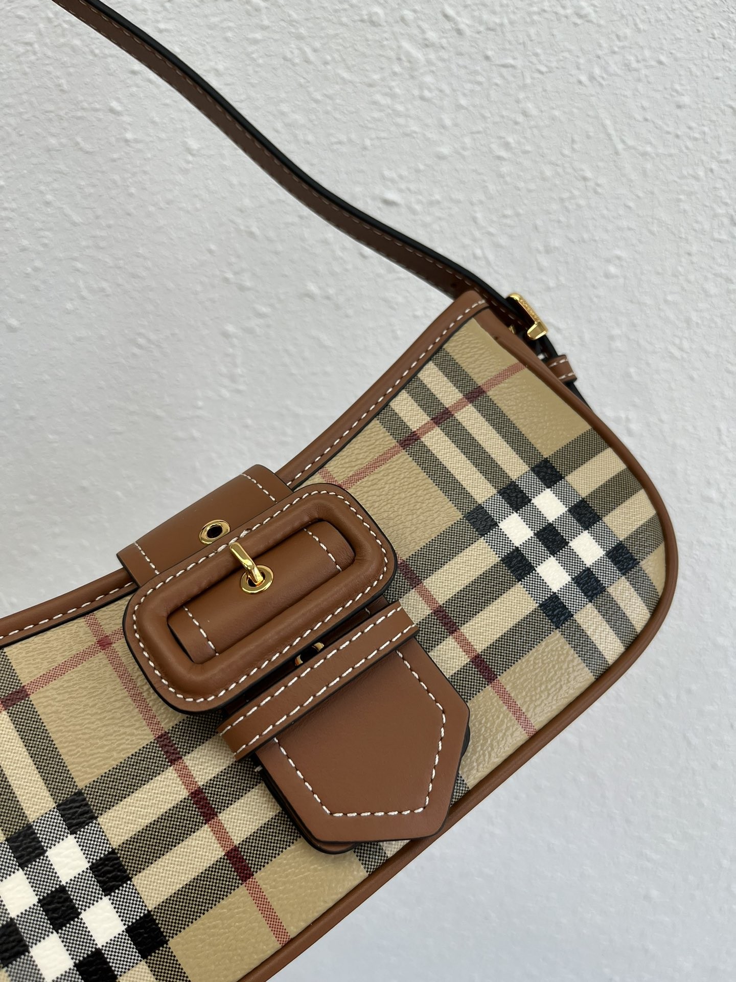 버버리 스트랩 슬링백