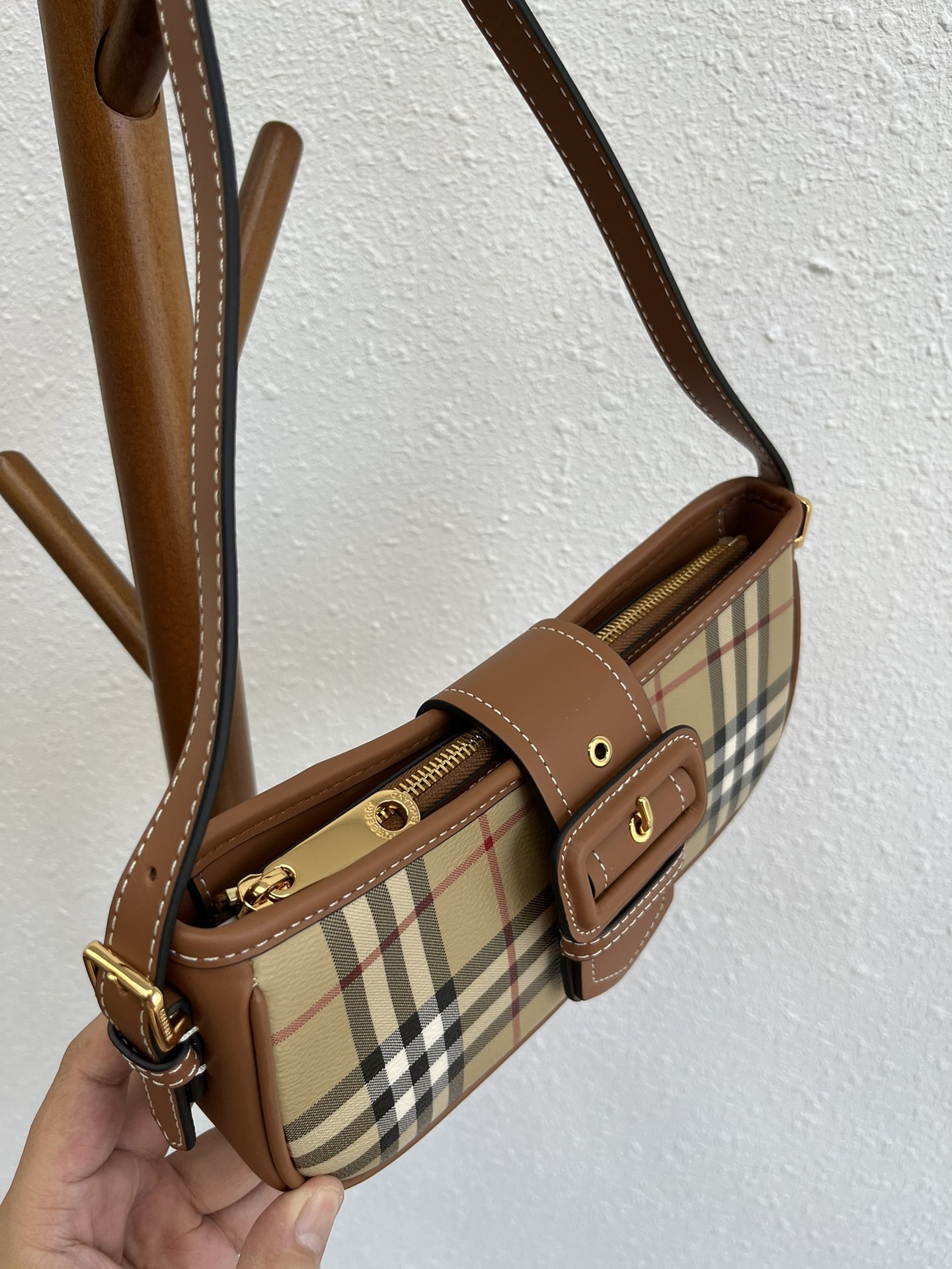 버버리 스트랩 슬링백