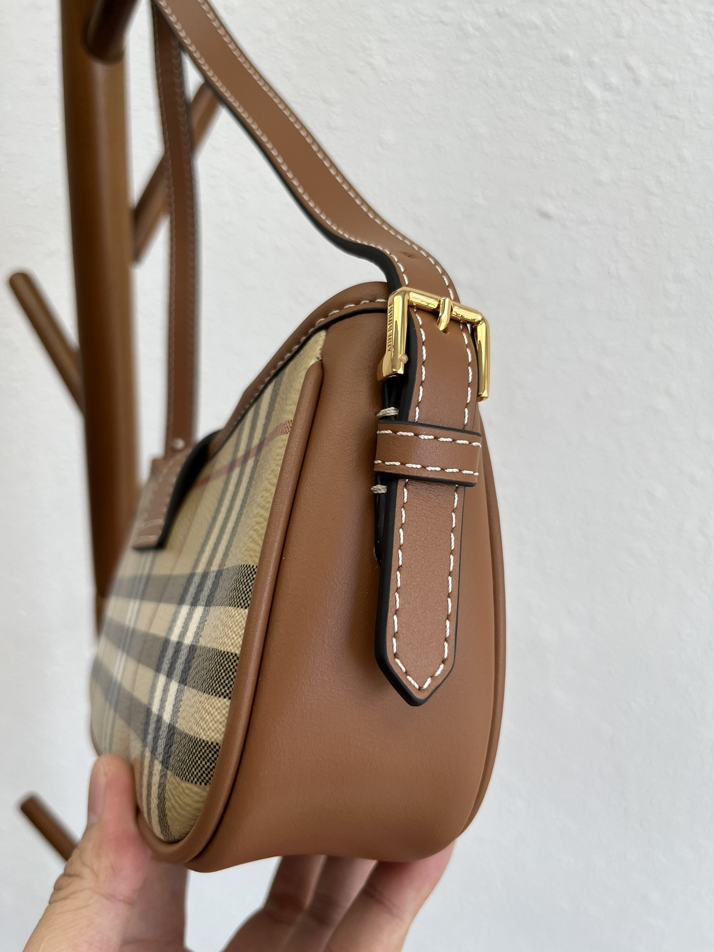 버버리 스트랩 슬링백