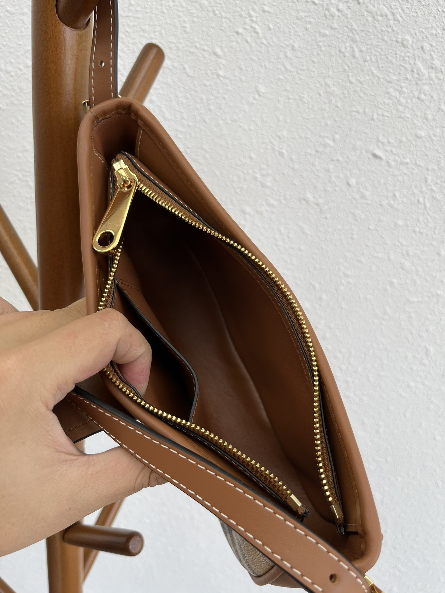 버버리 스트랩 슬링백