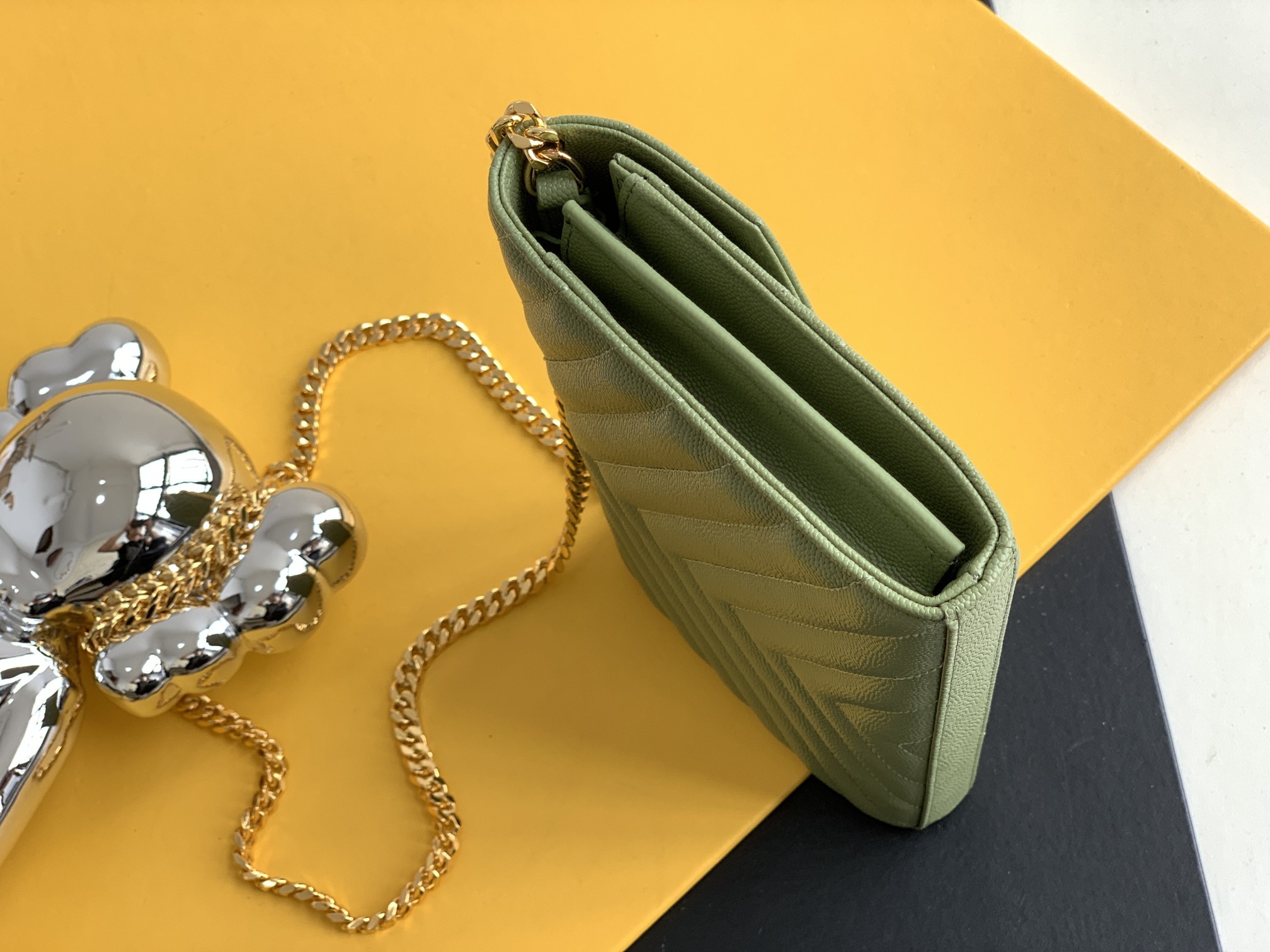 세인트로랑 YSL 모노그램 니키 체인백 (올리브그린)