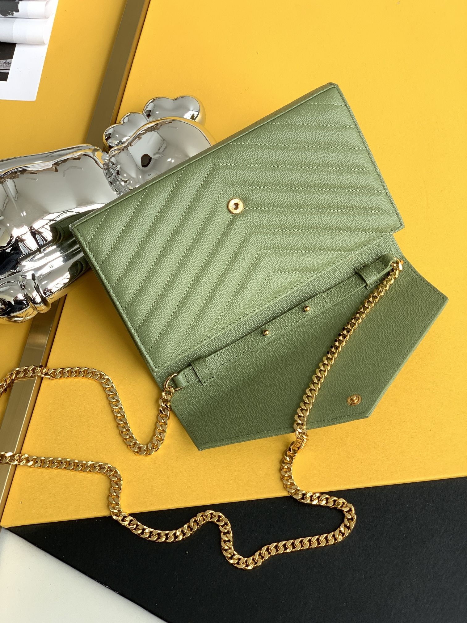 세인트로랑 YSL 모노그램 니키 체인백 (올리브그린)