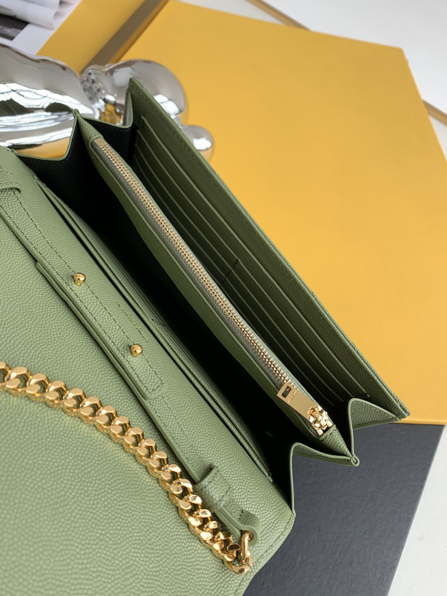 세인트로랑 YSL 모노그램 니키 체인백 (올리브그린)