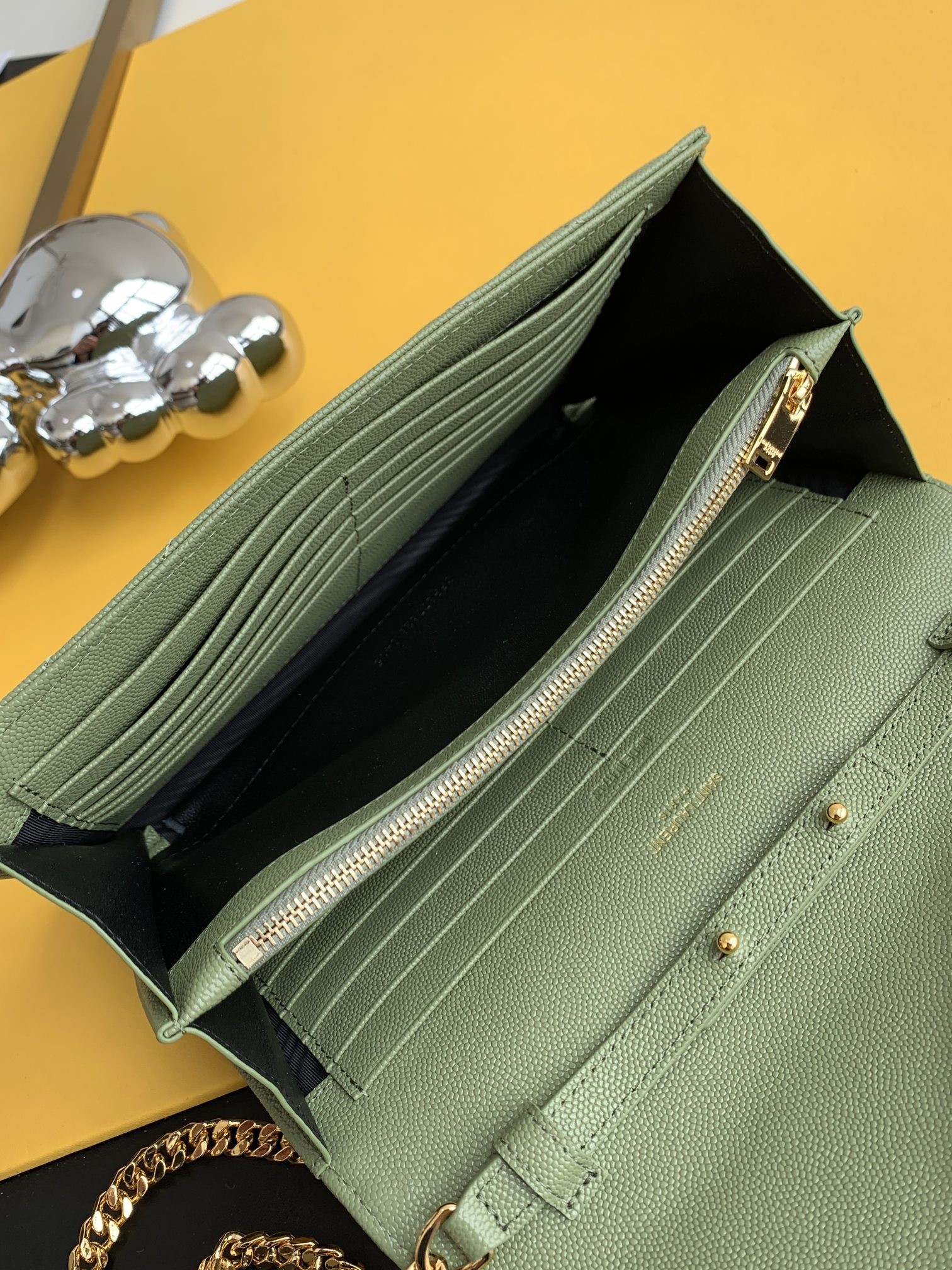 세인트로랑 YSL 모노그램 니키 체인백 (올리브그린)