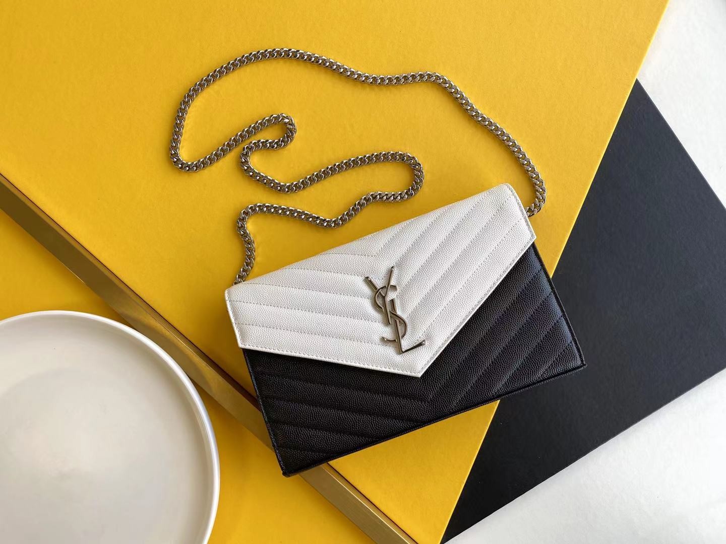 세인트로랑 YSL 로고 모노그램 체인 숄더백 블랙/화이트 (은장)