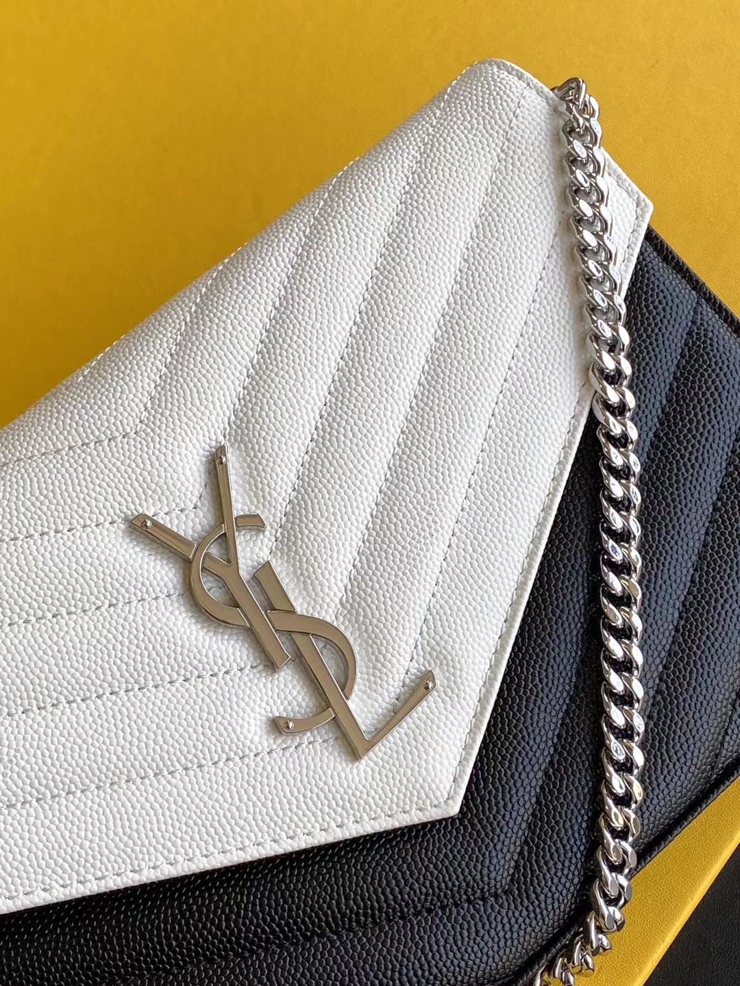세인트로랑 YSL 로고 모노그램 체인 숄더백 블랙/화이트 (은장)