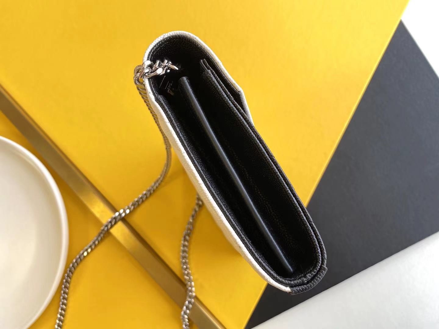 세인트로랑 YSL 로고 모노그램 체인 숄더백 블랙/화이트 (은장)