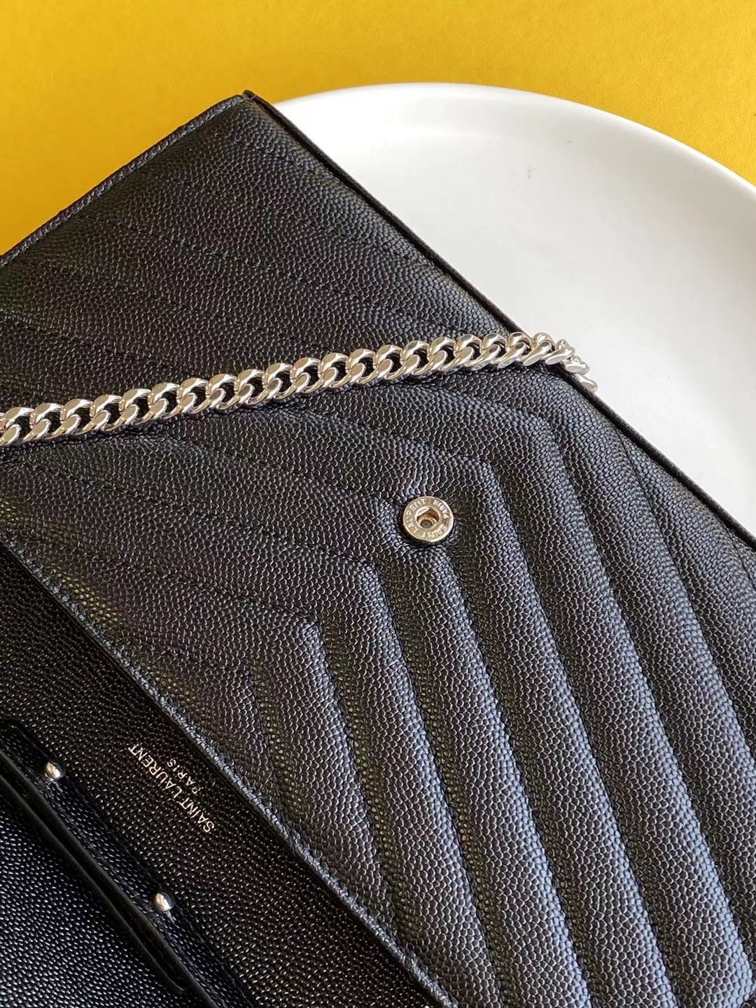 세인트로랑 YSL 로고 모노그램 체인 숄더백 블랙/화이트 (은장)