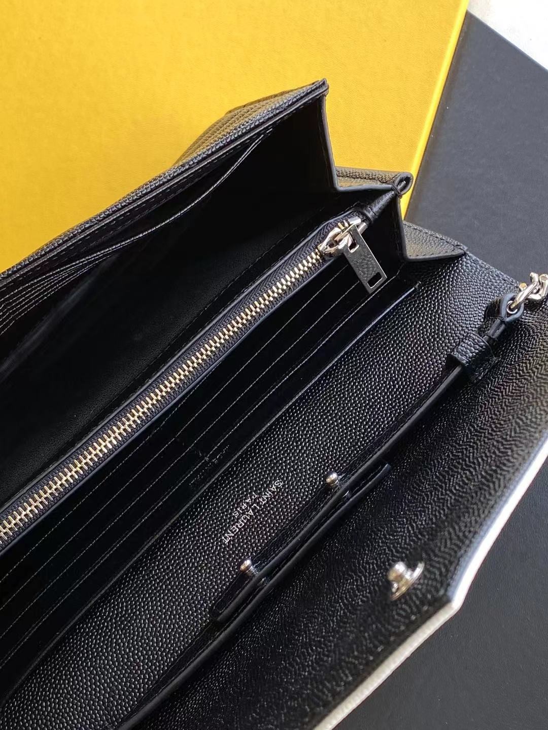 세인트로랑 YSL 로고 모노그램 체인 숄더백 블랙/화이트 (은장)