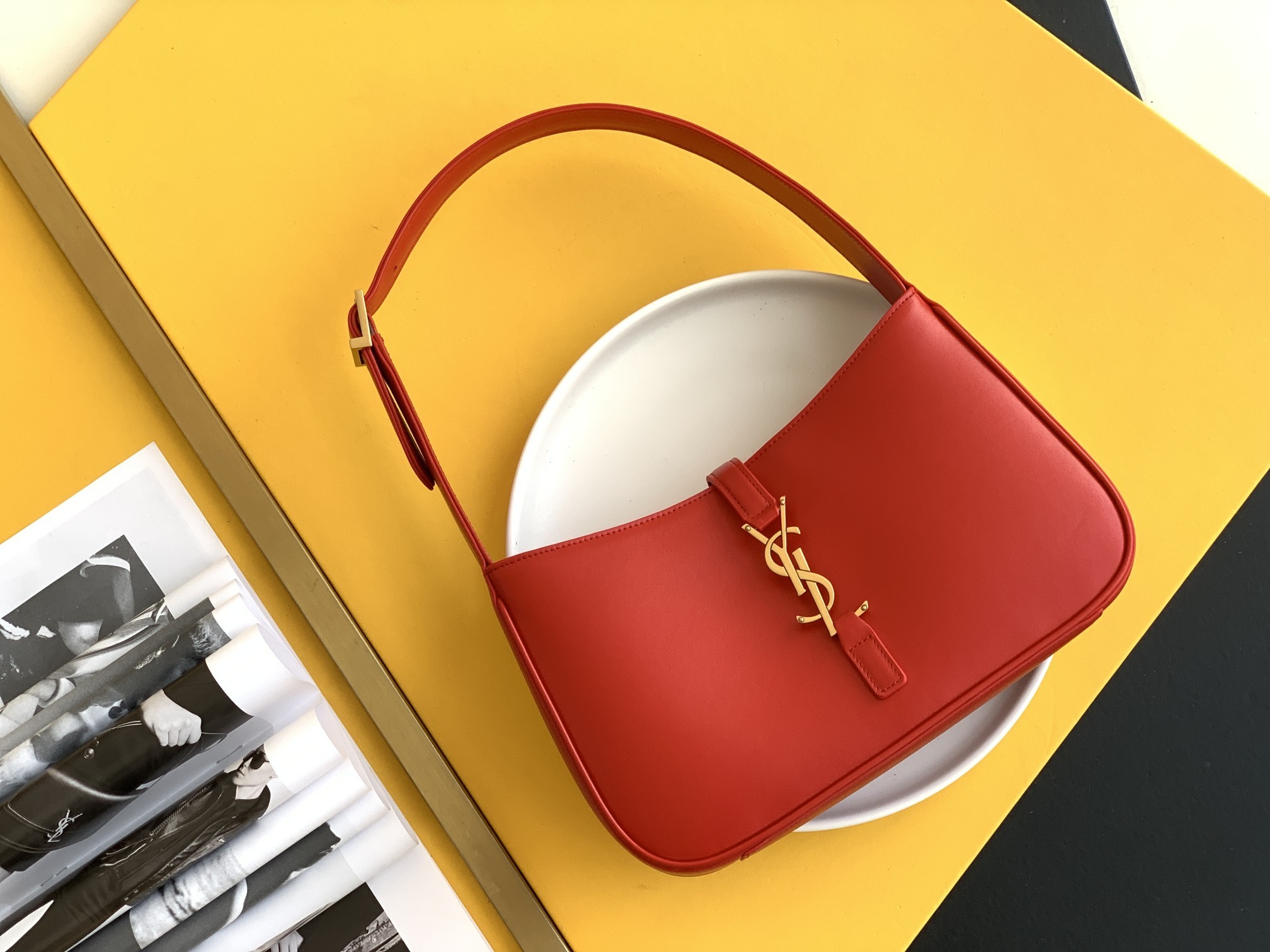 세인트로랑 스무스 레더 LE 5A7 스몰 호보백 (레드)