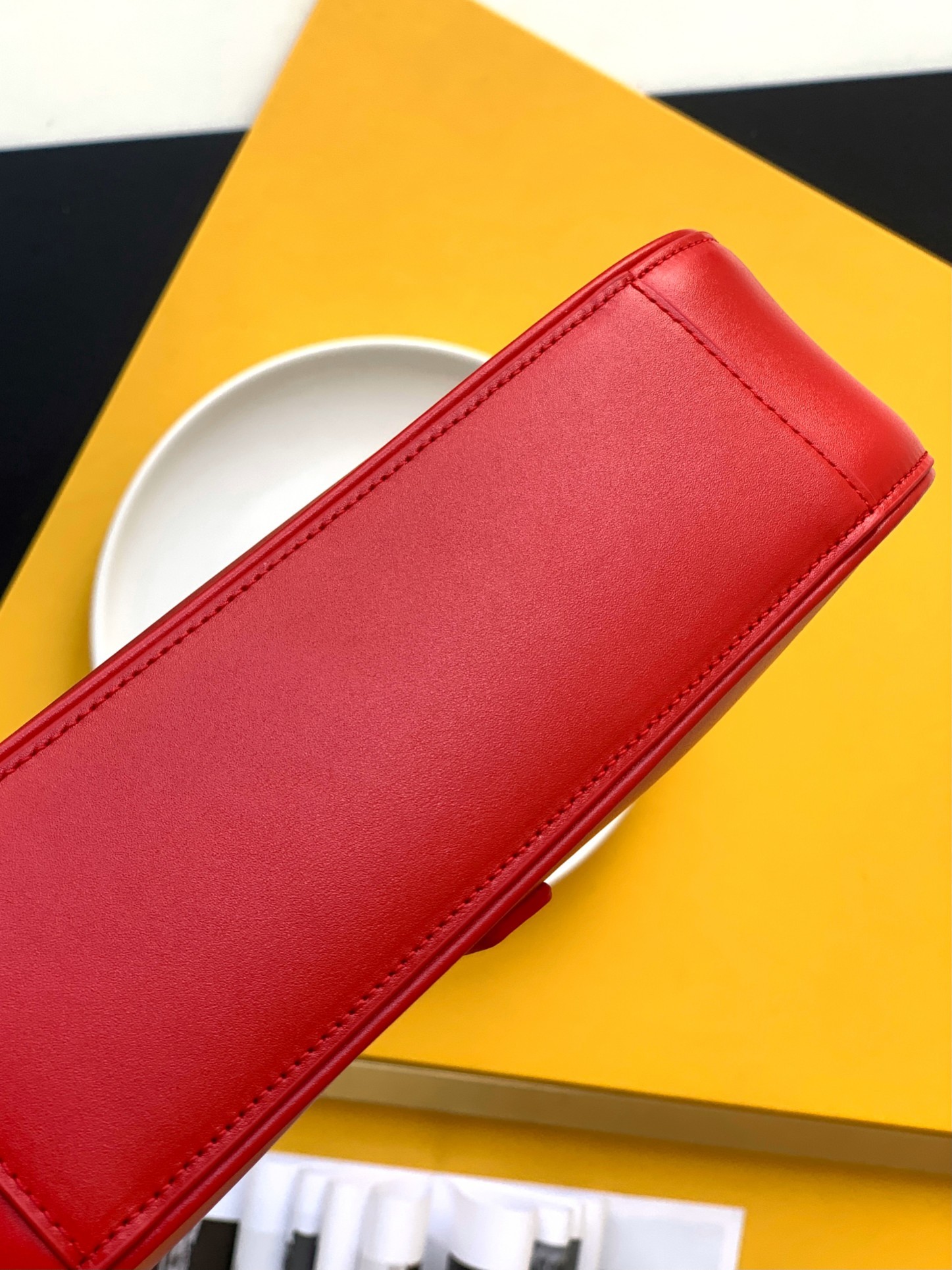 세인트로랑 스무스 레더 LE 5A7 스몰 호보백 (레드)