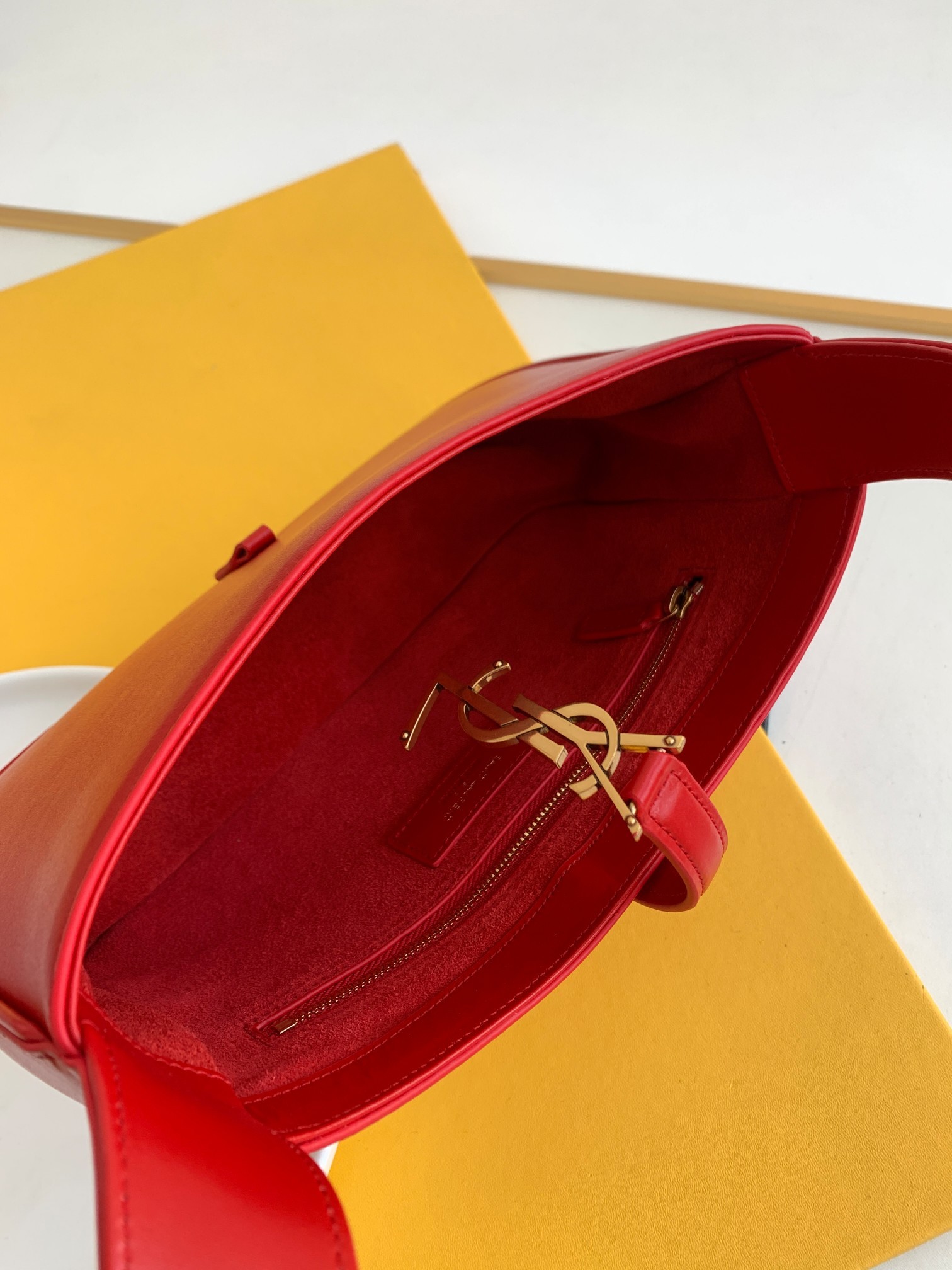 세인트로랑 스무스 레더 LE 5A7 스몰 호보백 (레드)