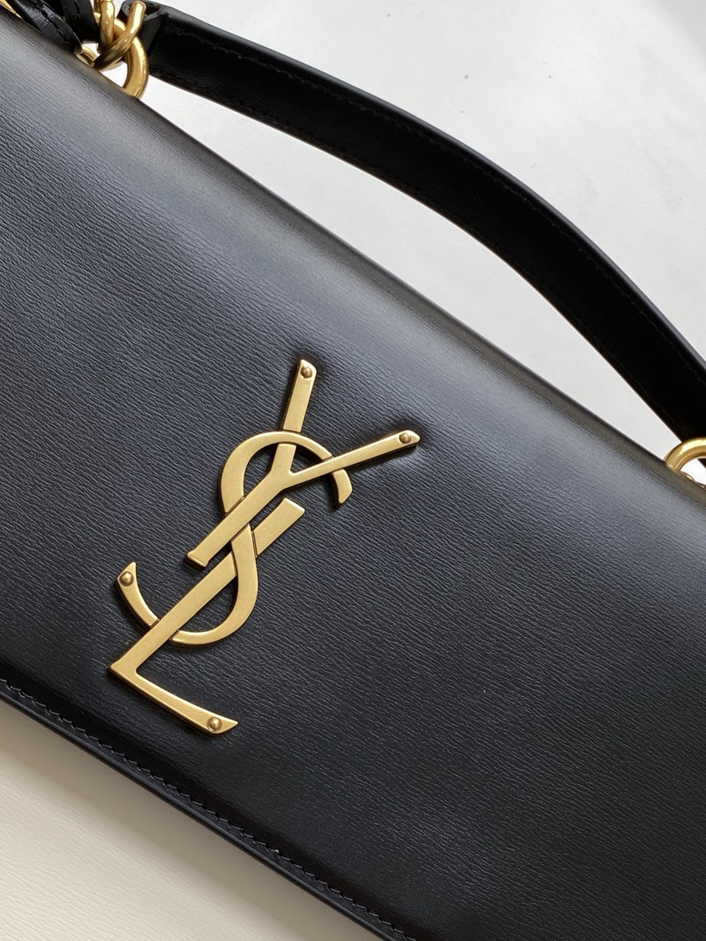 세인트로랑 모노그램 뉴 선셋 탑핸들 사첼백 블랙/화이트 금장 (25cm)
