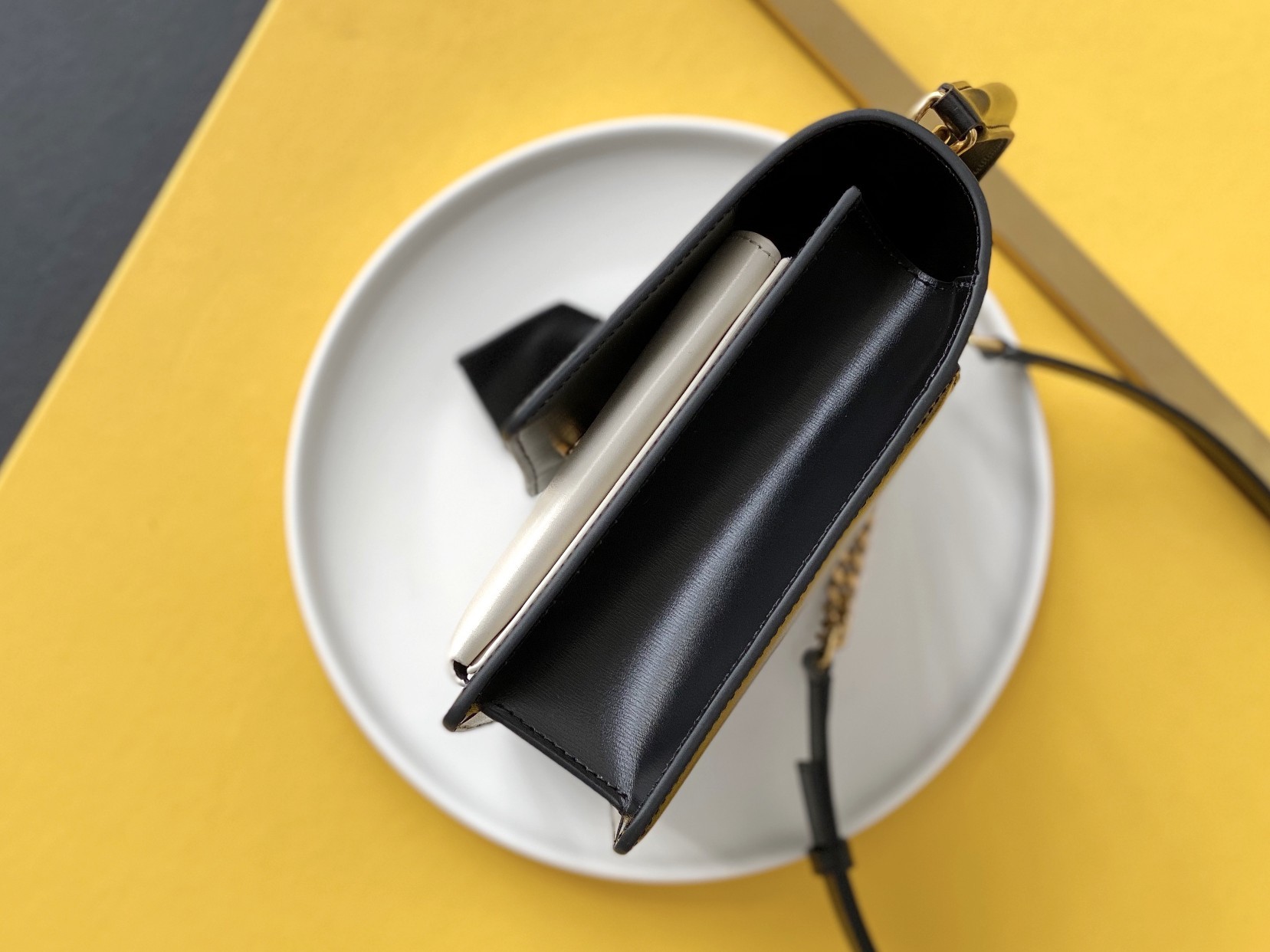 세인트로랑 모노그램 뉴 선셋 탑핸들 사첼백 블랙/화이트 금장 (25cm)