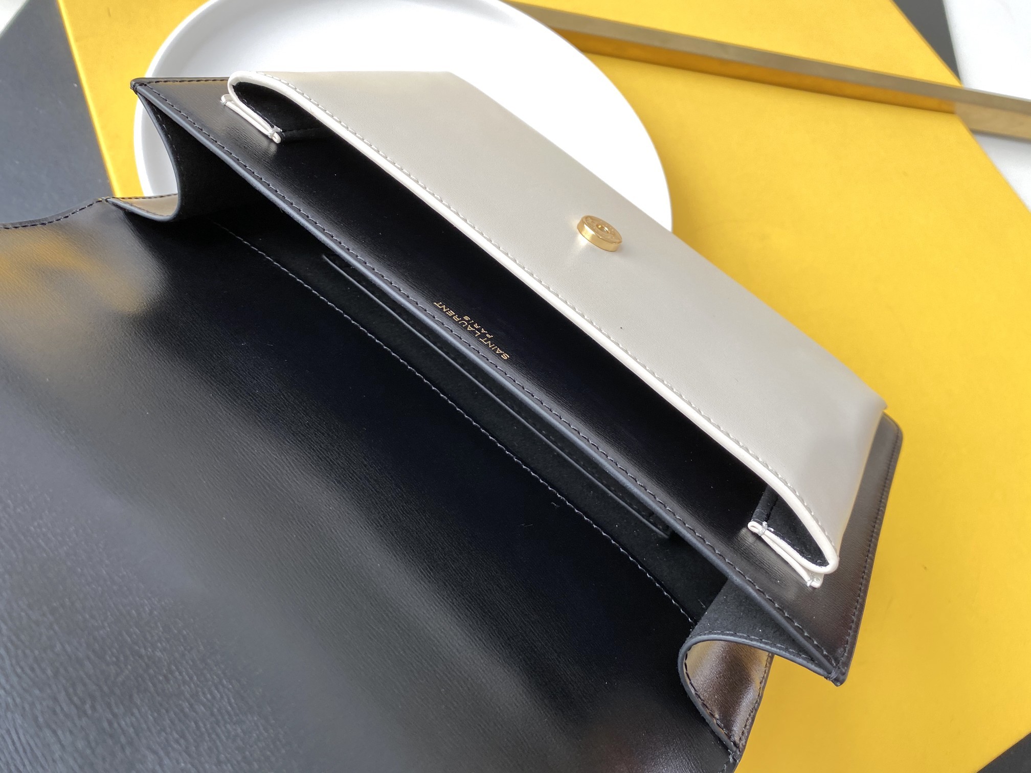 세인트로랑 모노그램 뉴 선셋 탑핸들 사첼백 블랙/화이트 금장 (25cm)