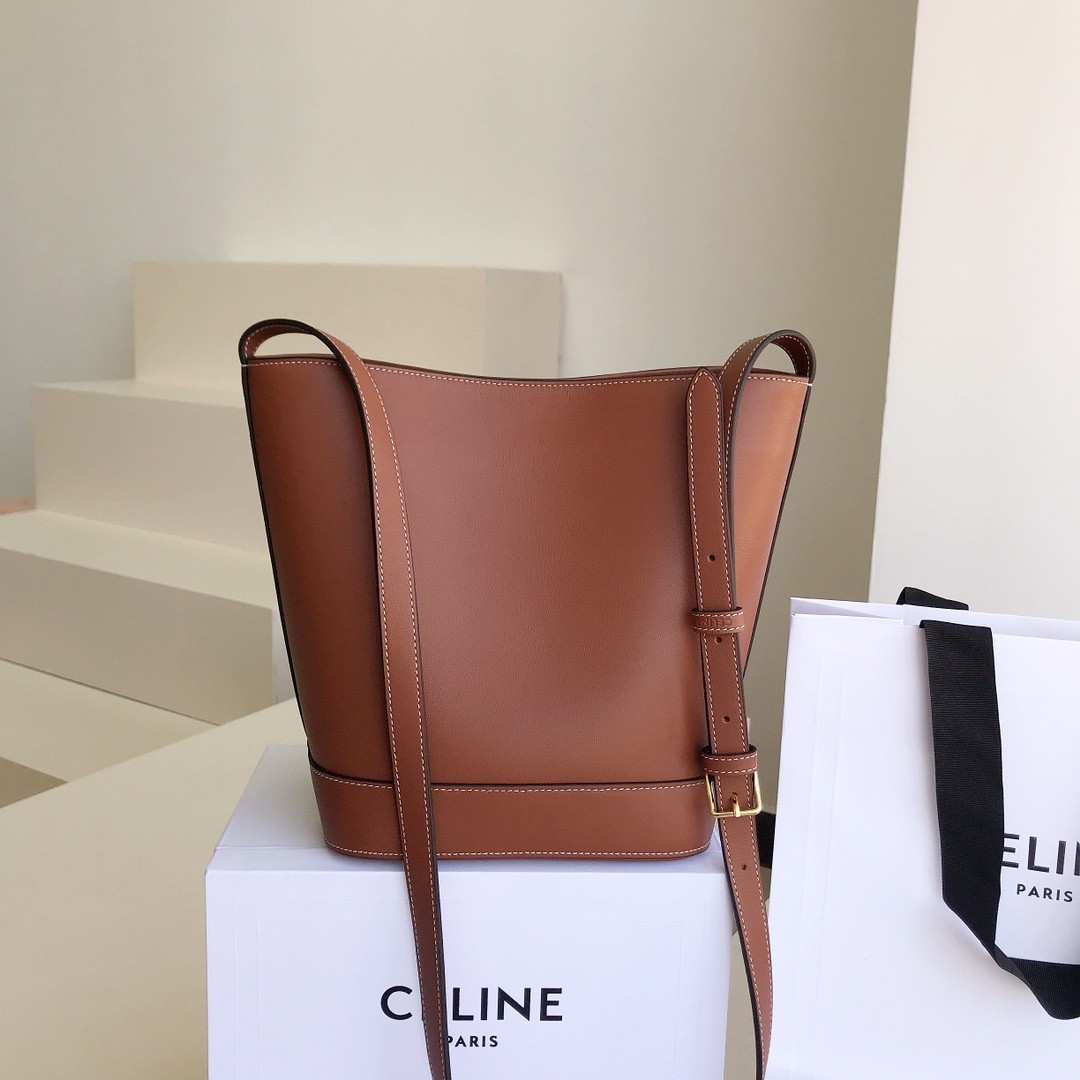 [CELINE-셀린느]  셀린느 미디엄 버킷 퀴르 트리옹프 스무스 카프스킨 탠