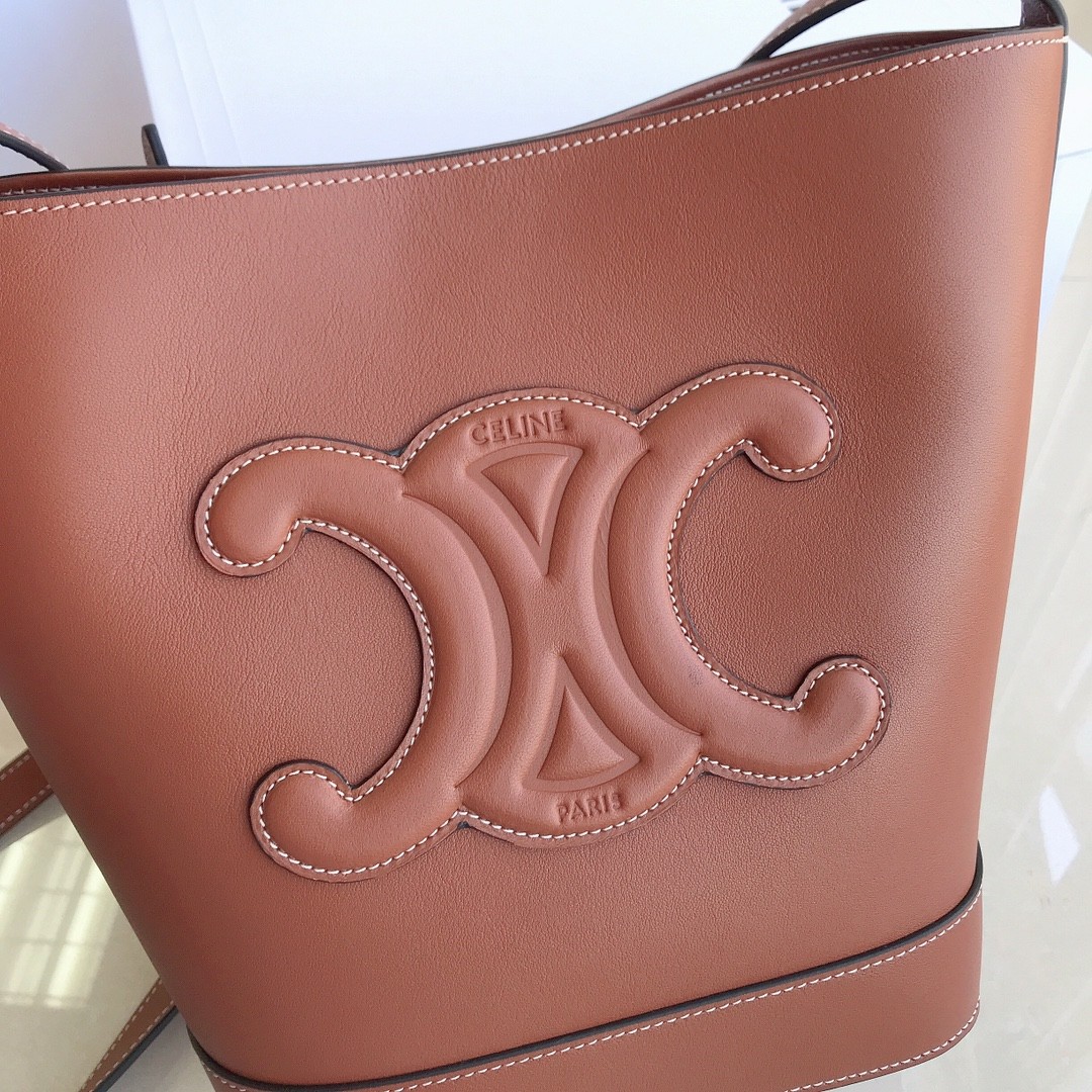 [CELINE-셀린느]  셀린느 미디엄 버킷 퀴르 트리옹프 스무스 카프스킨 탠