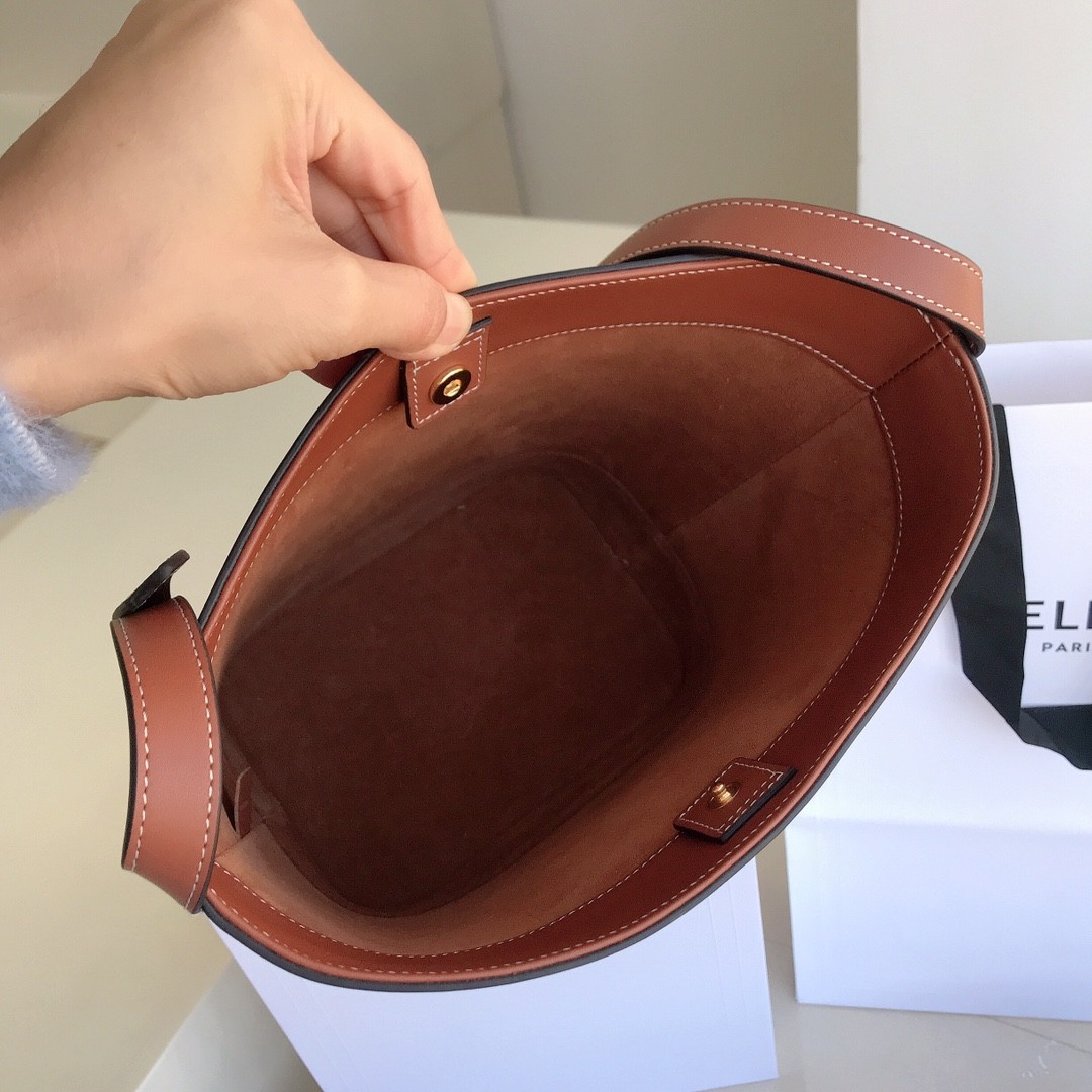 [CELINE-셀린느]  셀린느 미디엄 버킷 퀴르 트리옹프 스무스 카프스킨 탠