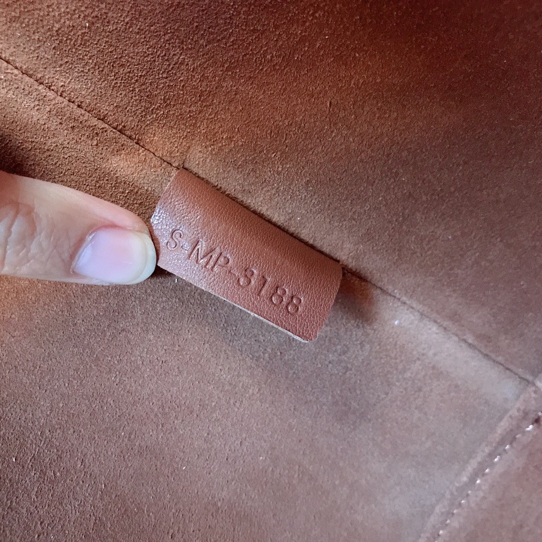 [CELINE-셀린느]  셀린느 미디엄 버킷 퀴르 트리옹프 스무스 카프스킨 탠