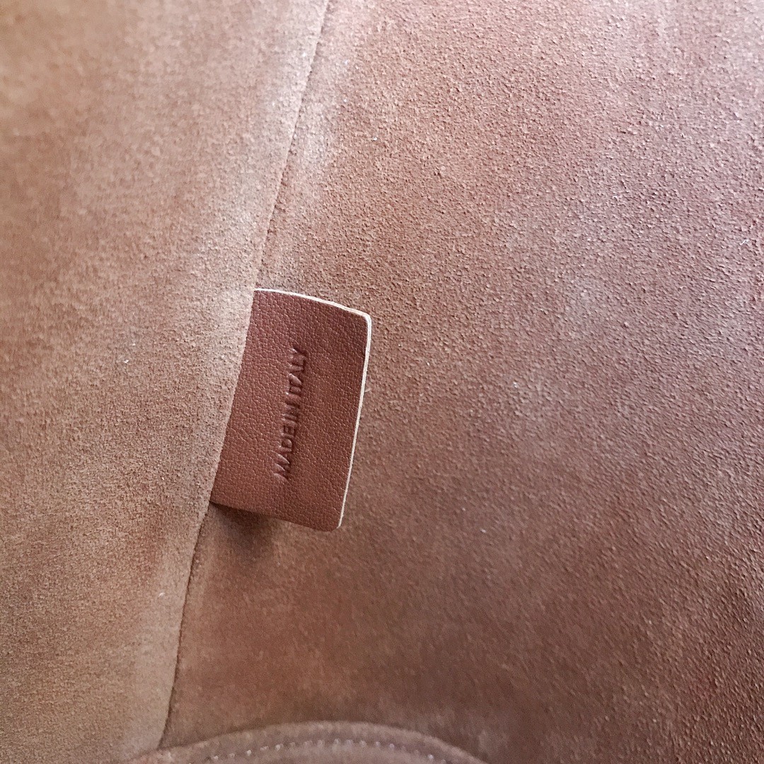 [CELINE-셀린느]  셀린느 미디엄 버킷 퀴르 트리옹프 스무스 카프스킨 탠