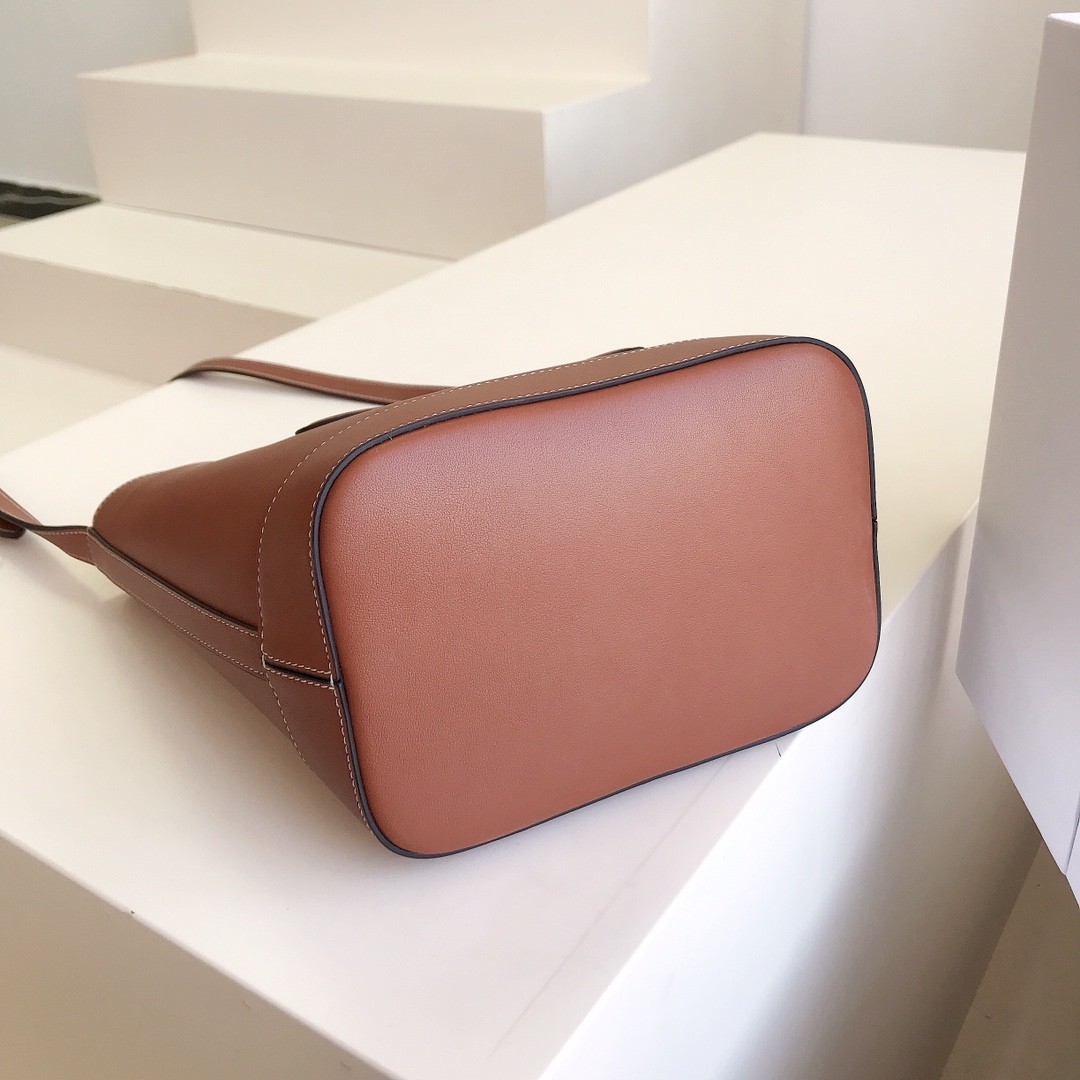 [CELINE-셀린느]  셀린느 미디엄 버킷 퀴르 트리옹프 스무스 카프스킨 탠