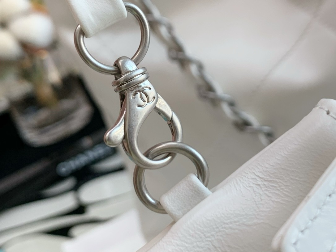 샤넬 22백 카프스킨 화이트 / 실버 메탈(스몰)