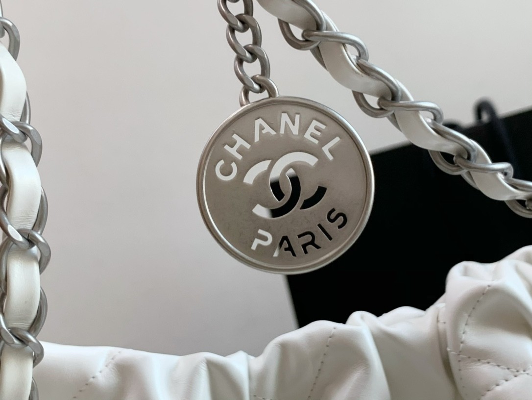 샤넬 22백 카프스킨 화이트 / 실버 메탈(스몰)