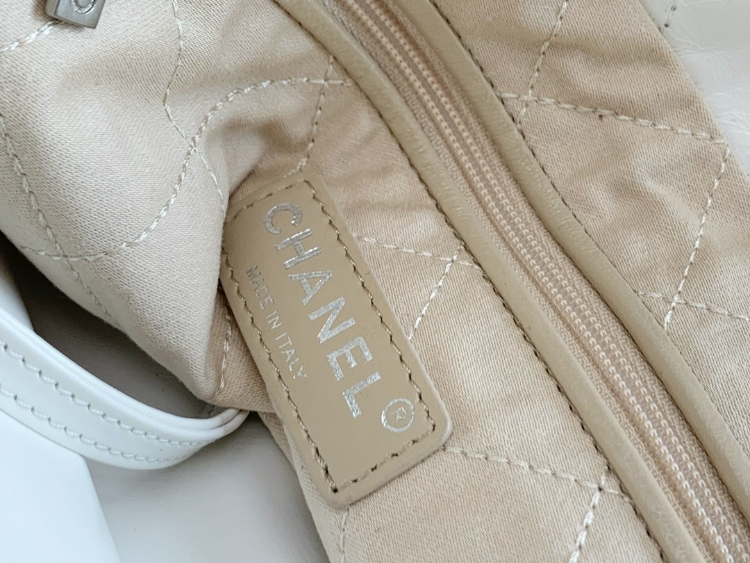 샤넬 22백 카프스킨 화이트 / 실버 메탈(스몰)