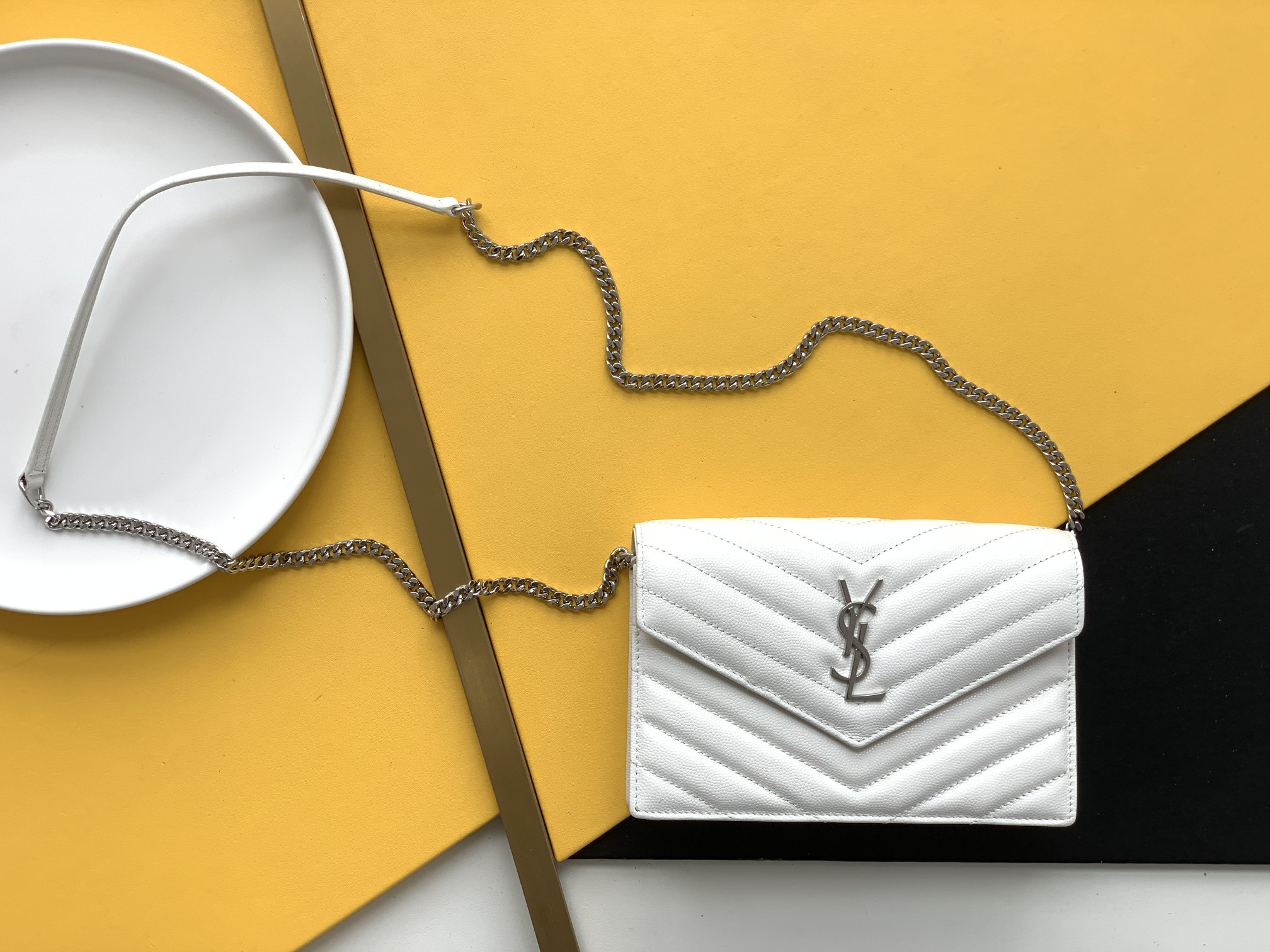 세인트로랑 엔벨로프 체인 크로스백 화이트 은장 (19cm)