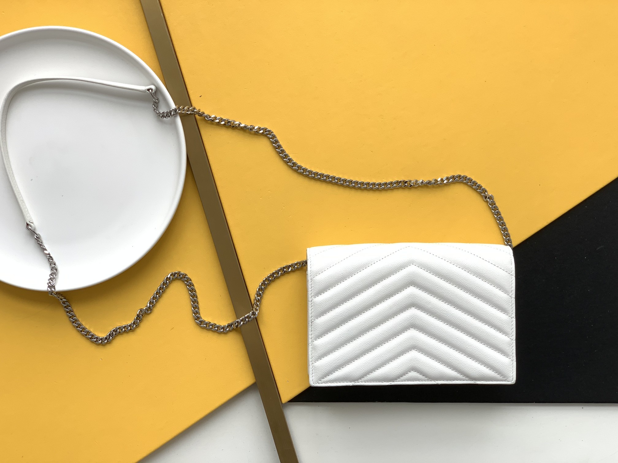 세인트로랑 엔벨로프 체인 크로스백 화이트 은장 (19cm)