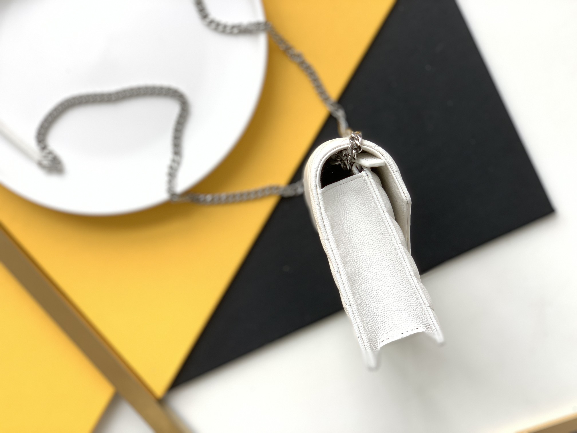 세인트로랑 엔벨로프 체인 크로스백 화이트 은장 (19cm)