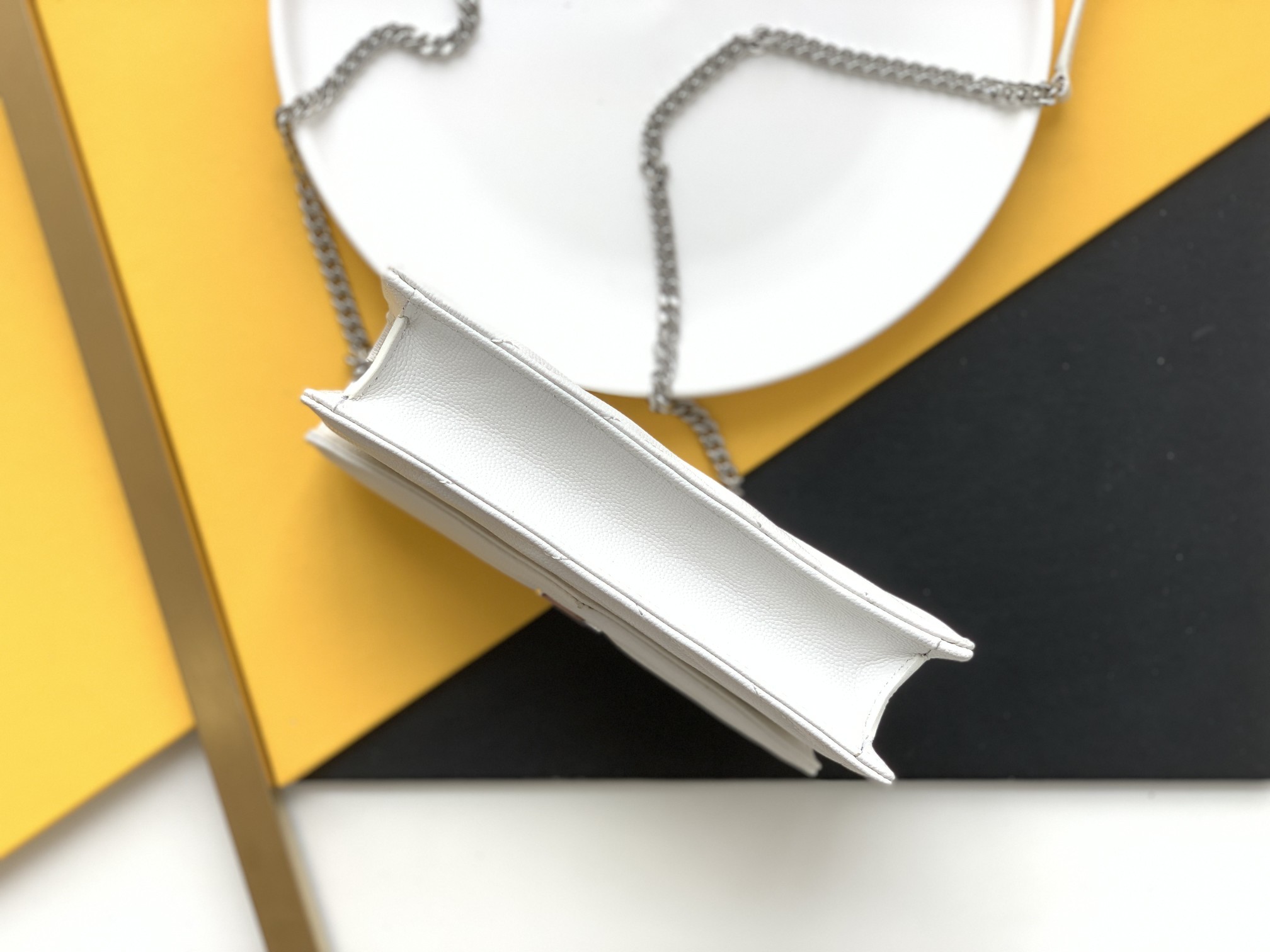 세인트로랑 엔벨로프 체인 크로스백 화이트 은장 (19cm)