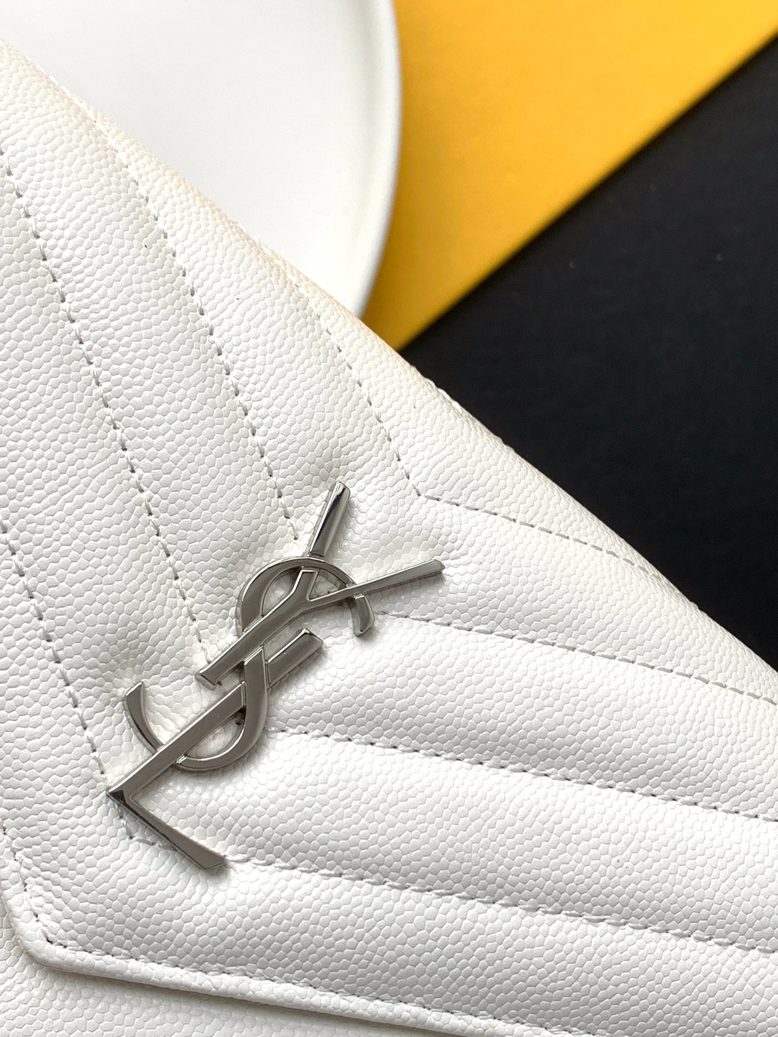 세인트로랑 엔벨로프 체인 크로스백 화이트 은장 (19cm)