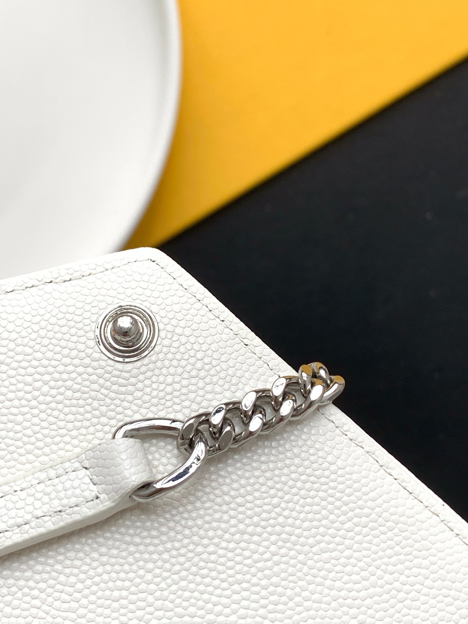 세인트로랑 엔벨로프 체인 크로스백 화이트 은장 (19cm)