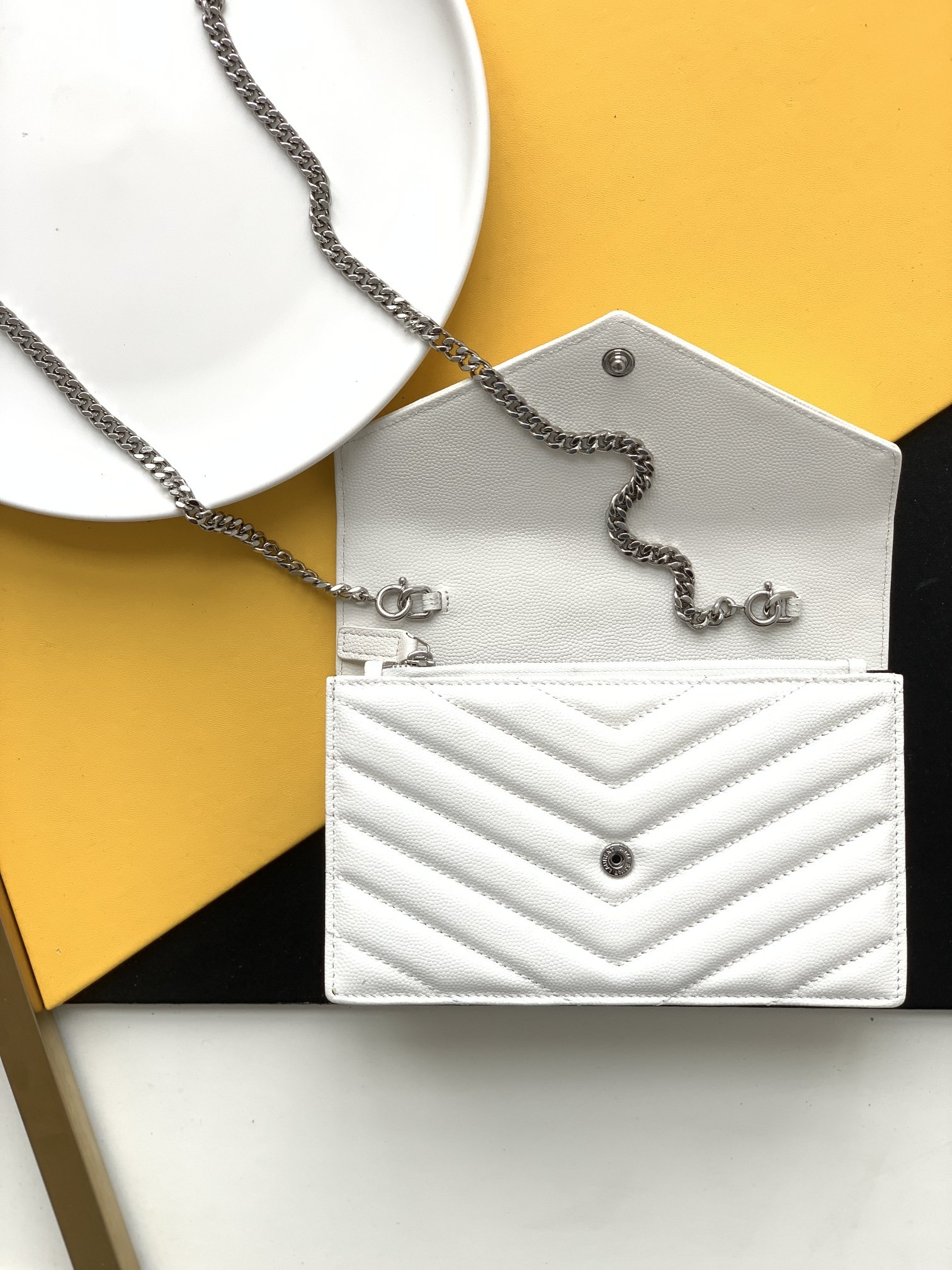 세인트로랑 엔벨로프 체인 크로스백 화이트 은장 (19cm)