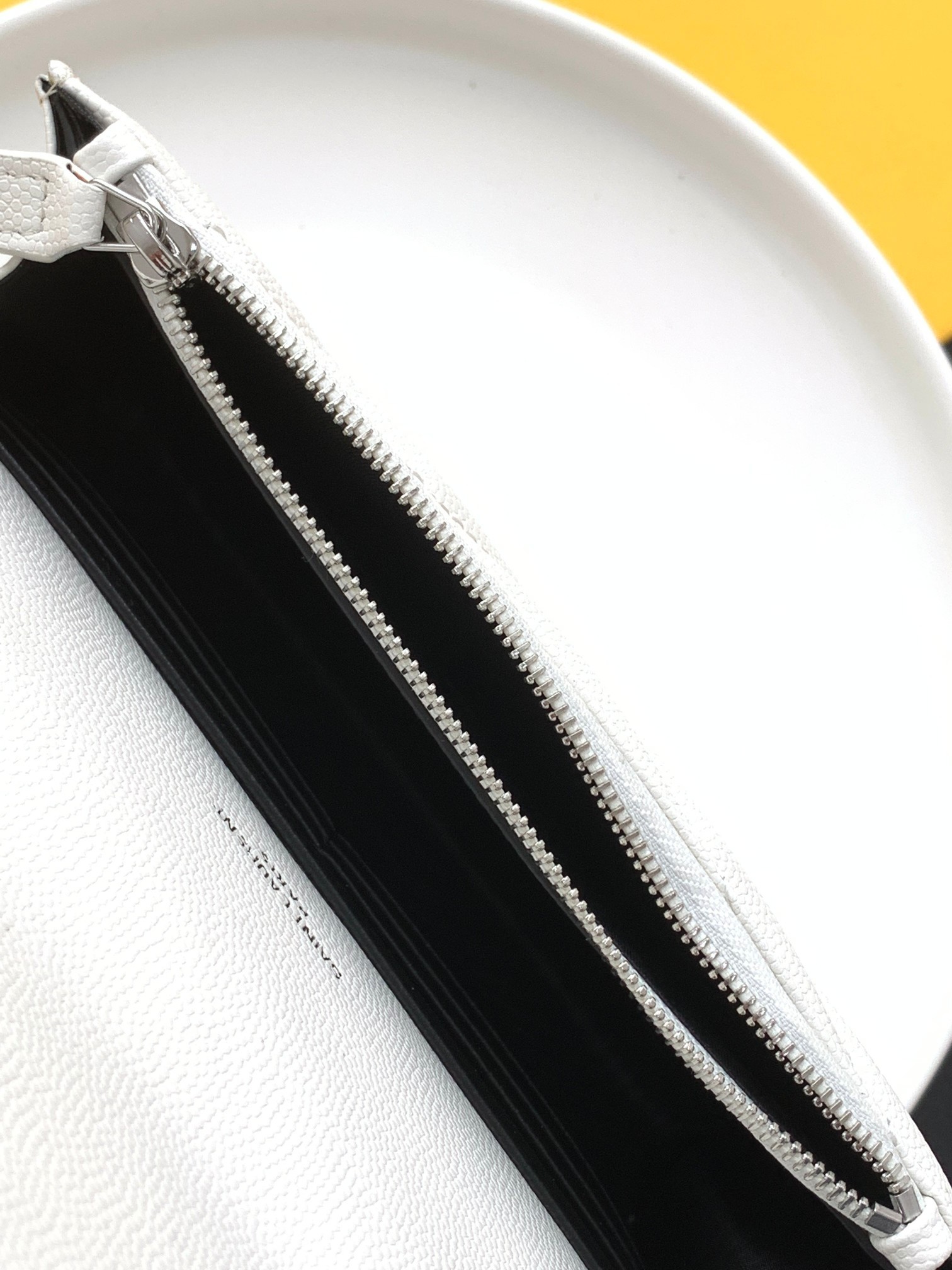 세인트로랑 엔벨로프 체인 크로스백 화이트 은장 (19cm)