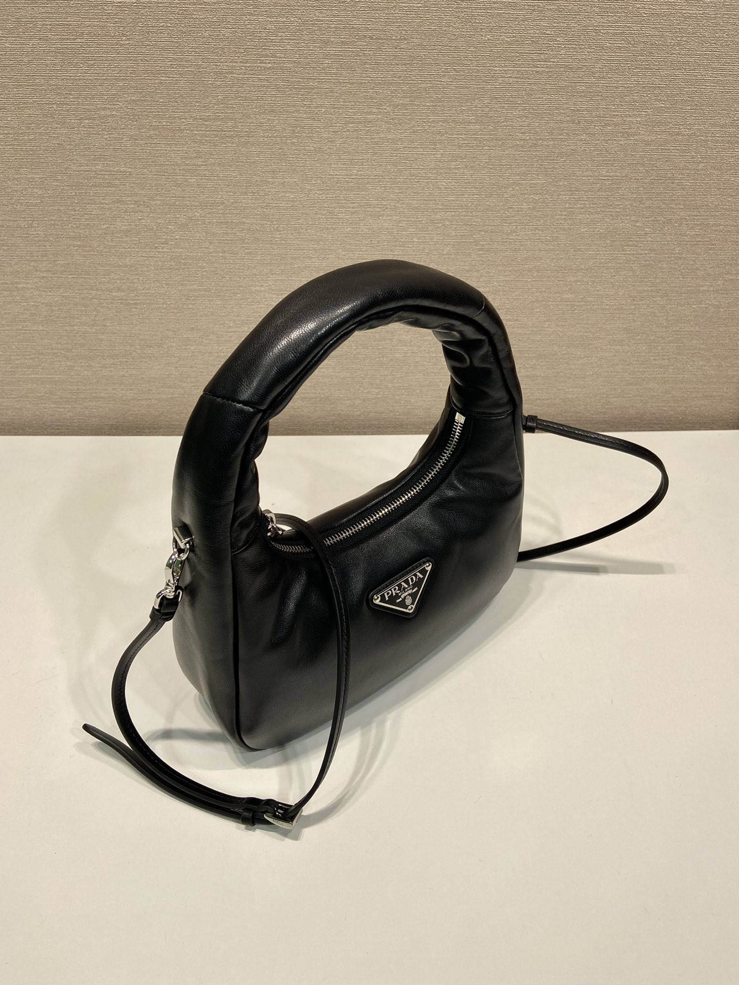 프라다 소프트 패딩 나파 토트백