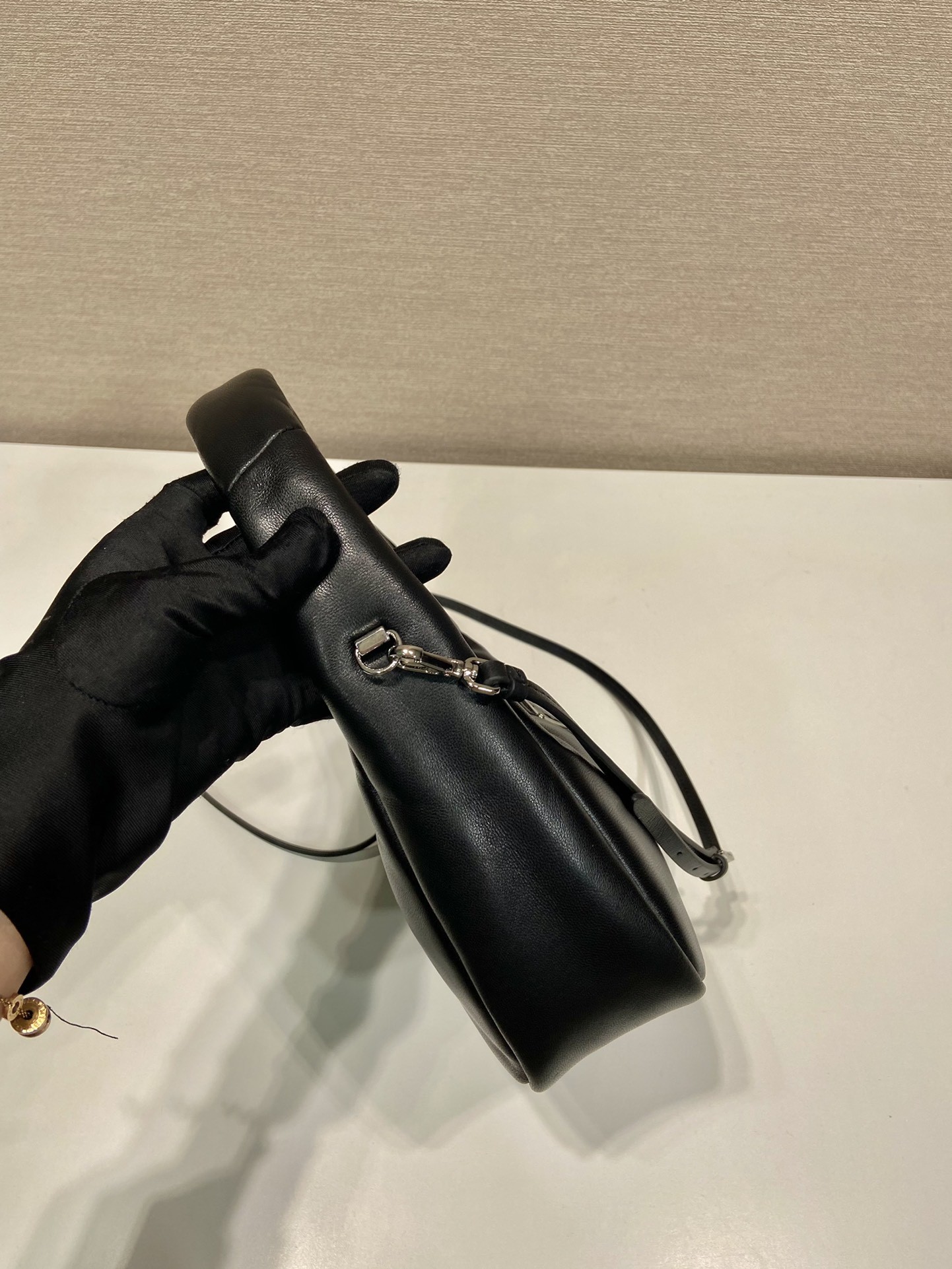 프라다 소프트 패딩 나파 토트백