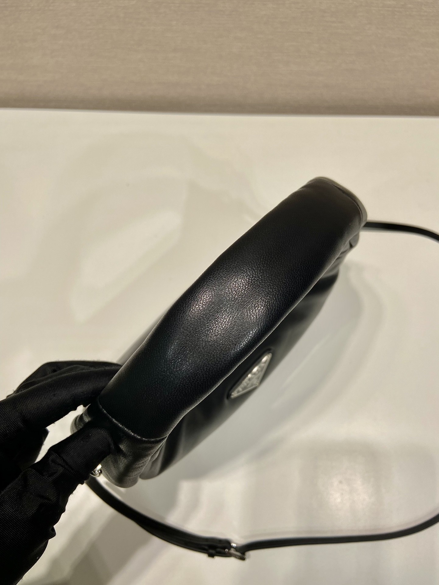 프라다 소프트 패딩 나파 토트백