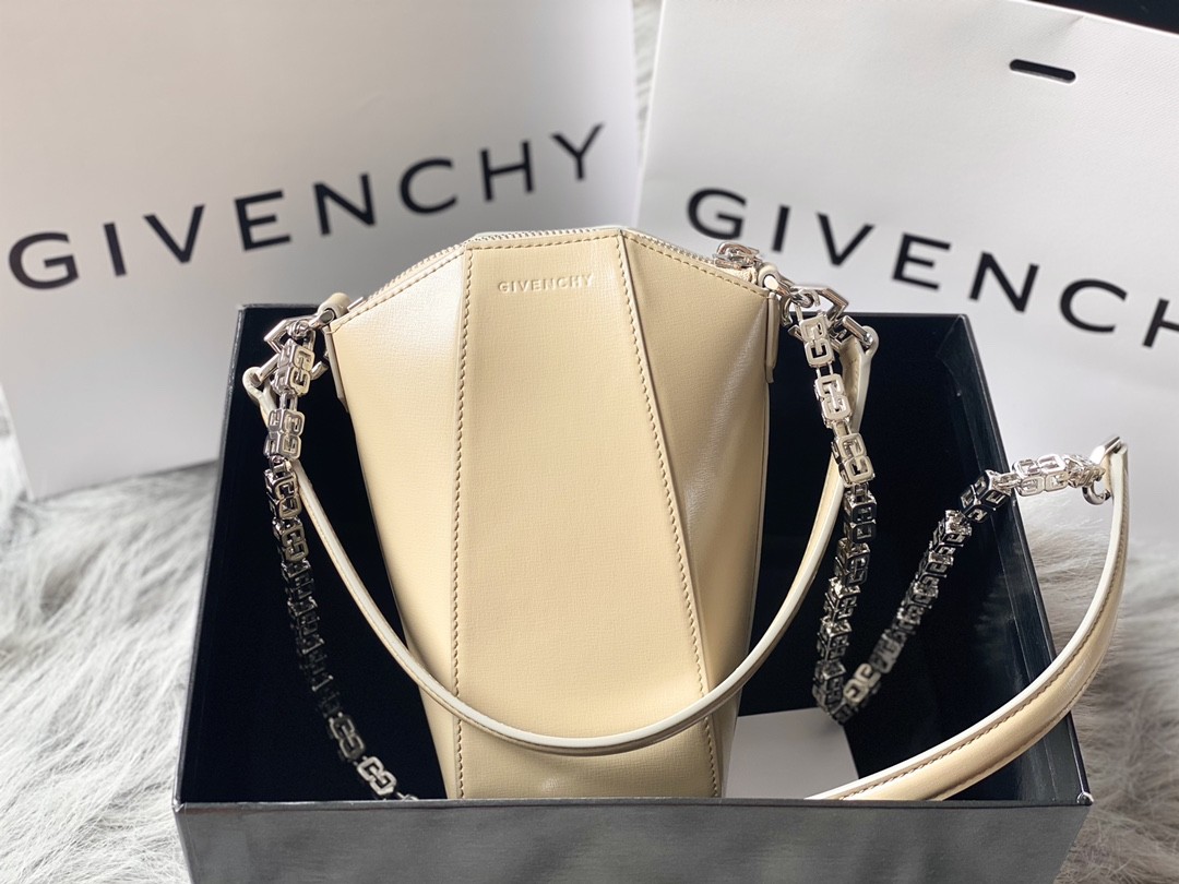 지방시 GIVENCHY Antigona Lock 체인 백
