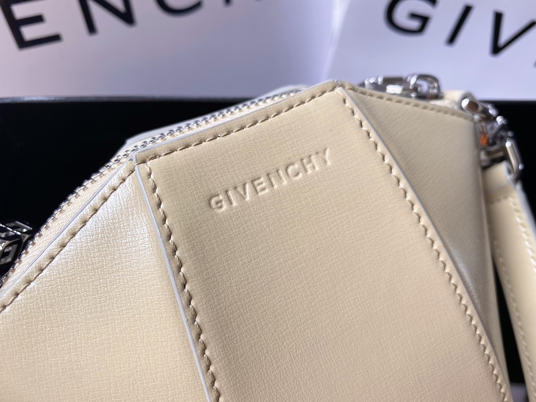 지방시 GIVENCHY Antigona Lock 체인 백