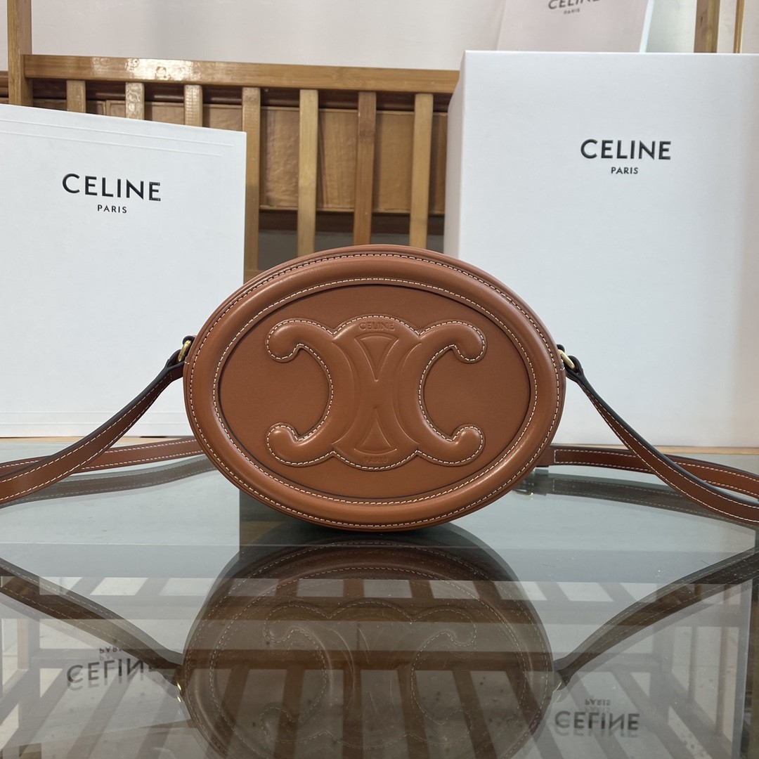 [CELINE-셀린느]  퀴르 트리옹프 오벌백 - 부드러운 카프스킨 탠