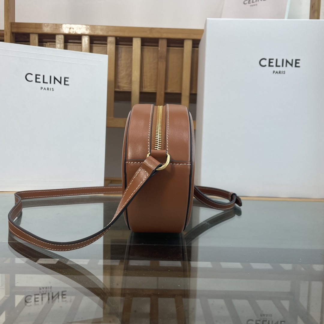 [CELINE-셀린느]  퀴르 트리옹프 오벌백 - 부드러운 카프스킨 탠