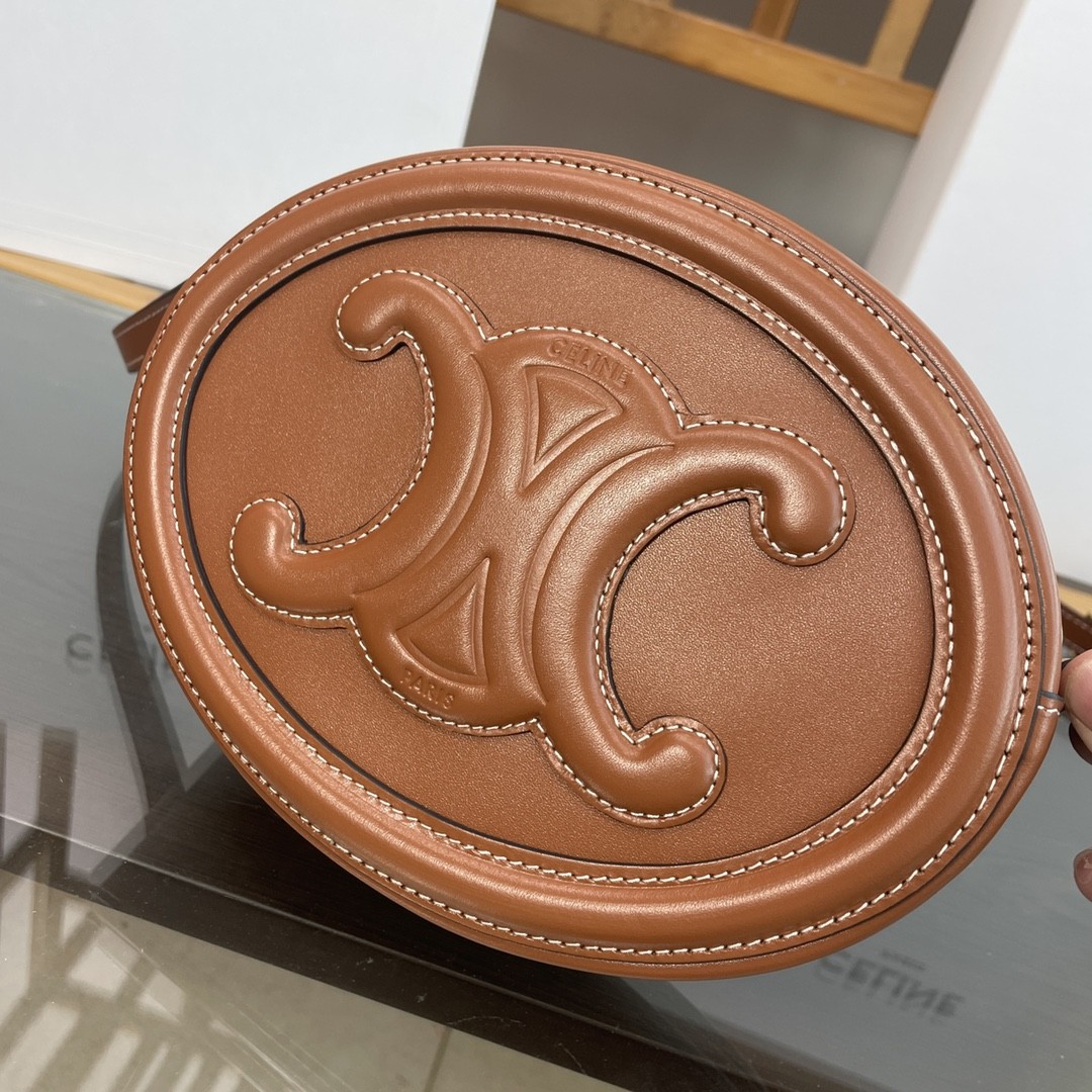 [CELINE-셀린느]  퀴르 트리옹프 오벌백 - 부드러운 카프스킨 탠