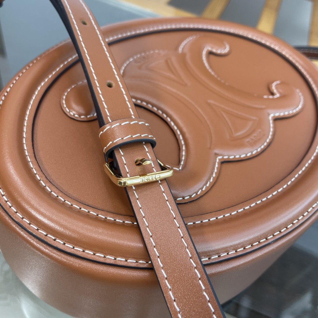 [CELINE-셀린느]  퀴르 트리옹프 오벌백 - 부드러운 카프스킨 탠