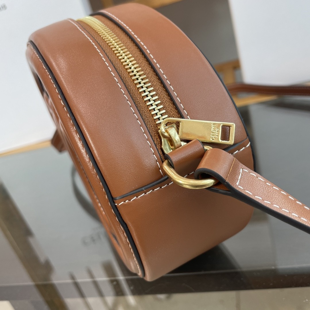 [CELINE-셀린느]  퀴르 트리옹프 오벌백 - 부드러운 카프스킨 탠