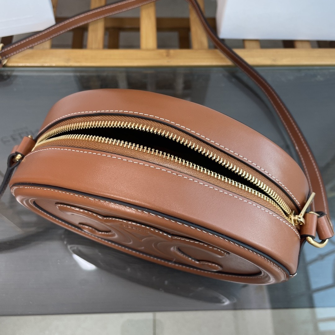 [CELINE-셀린느]  퀴르 트리옹프 오벌백 - 부드러운 카프스킨 탠