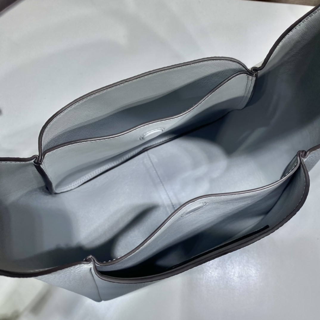 프라다 비텔로 다이노 토트백